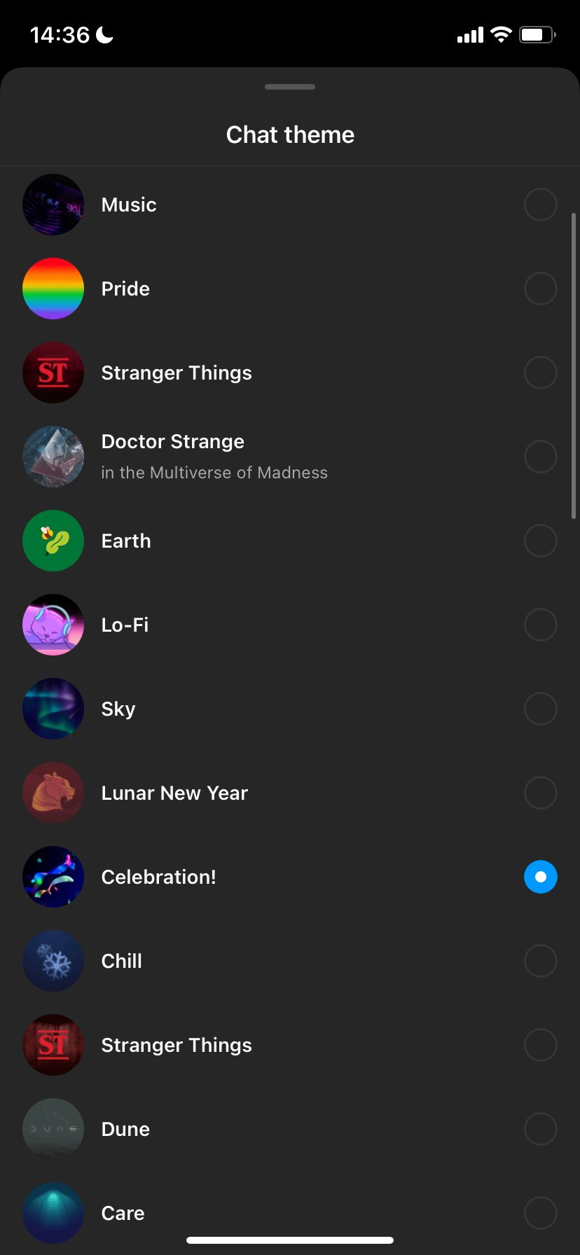 Selecting a custom chat theme on Instagram